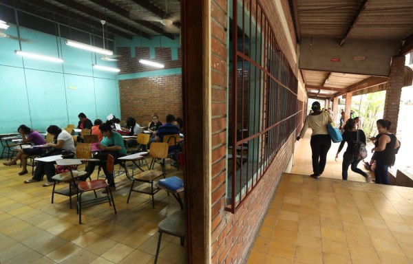 Algunos docentes estuvieron tras las tomas, afirma rectora