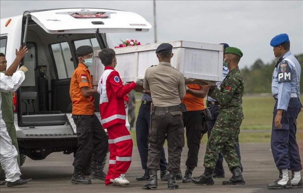 Indonesia: Hallados los cadáveres de 69 de las 162 personas que viajaban en el avión siniestrado