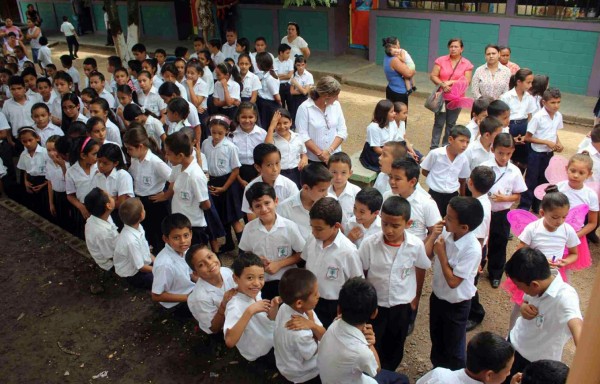 Entregan 336 libros de inglés a jardines de niños y escuelas de Villanueva