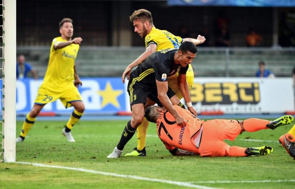 Cristiano Ronaldo dejó inconsciente al portero del Chievo tras un choque y el VAR anuló el gol