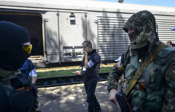 Cadáveres del vuelo MH17 pasan a manos de expertos internacionales