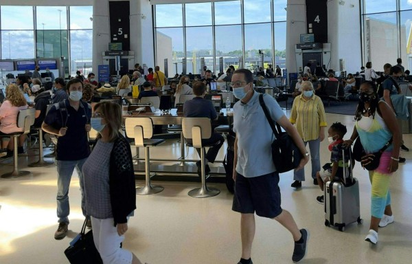 EEUU mantiene restricciones a viajeros internacionales por variante Delta