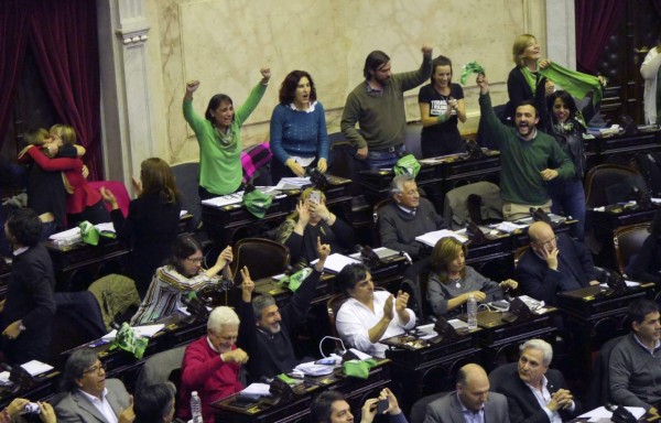Ley de aborto en Argentina a reñido debate en el Senado