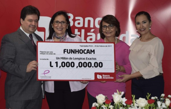 Guillermo Bueso, presidente ejecutivo de Banco Atlántida, entrega donativo a Funhocam