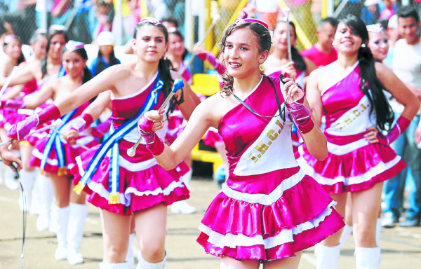 Las palillonas, las reinas de los desfiles patrios en Honduras