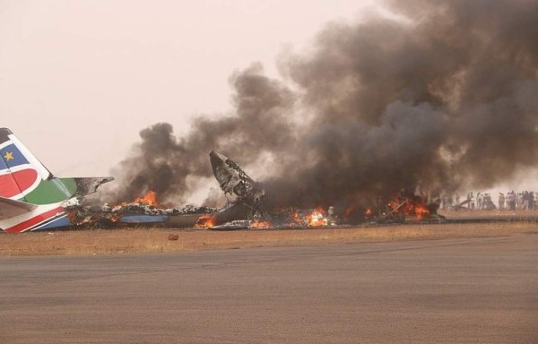 Se estrella avión con 49 pasajeros, todos sobreviven