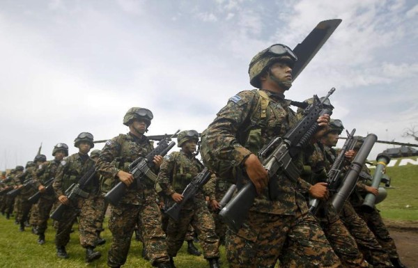 El Salvador manda militares a las calles para controlar maras