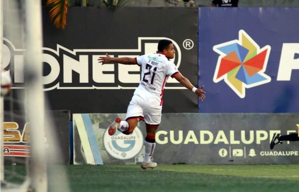 Roger Rojas celebrando su gol contra el Guadalupe FC.