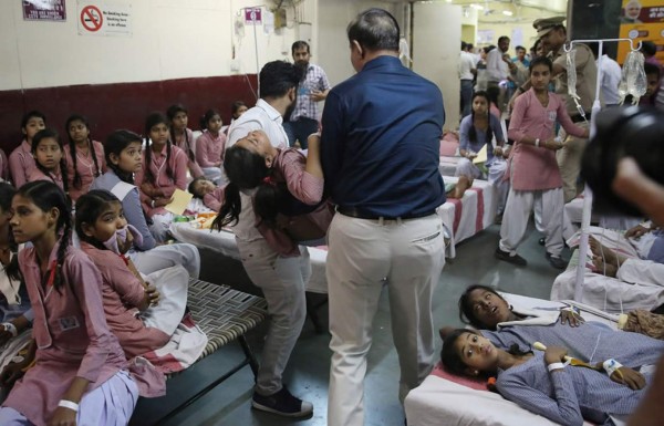 Al menos 85 niños hospitalizados por una fuga de gas cerca de un colegio en Delhi