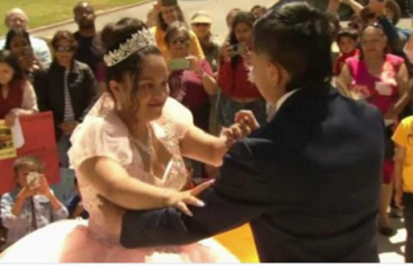 Hispana celebra fiesta de quinceañera frente a cárcel donde está su padre