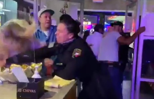 Policía fuera de control propina una golpiza a una pareja en restaurante de Dallas