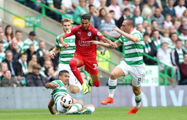 Emilio Izaguirre destaca en otra posición en amistoso contra el Leicester City