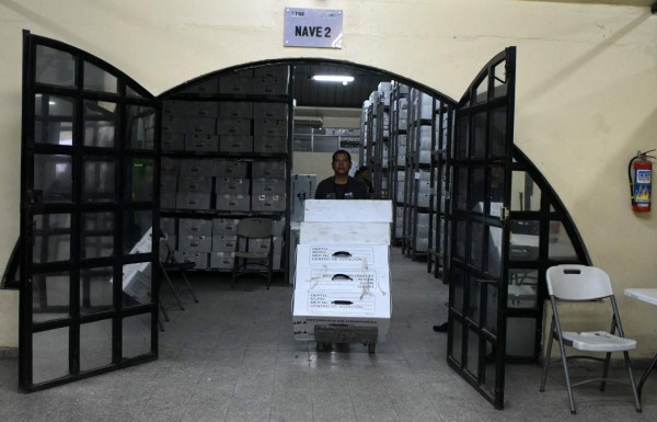 Members of the Honduras' Supreme Electoral Tribunal (TSE) count presidential votes in Tegucigalpa, on December 7, 2017. The TSE announced that only the votes from 4,753 polling stations in the November 26 elections will be manually recounted. This Central American nation has has been plunged into uncertainty punctuated with clashes since the elections pitting President Juan Orlando Hernandez against leftwing former TV presenter Salvador Nasralla, with both sides claiming victory. / AFP PHOTO / ORLANDO SIERRA