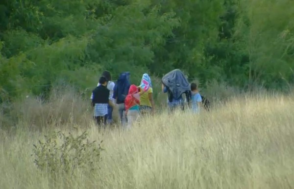 Video muestra a niñas hondureñas cruzando la frontera hacia EUA