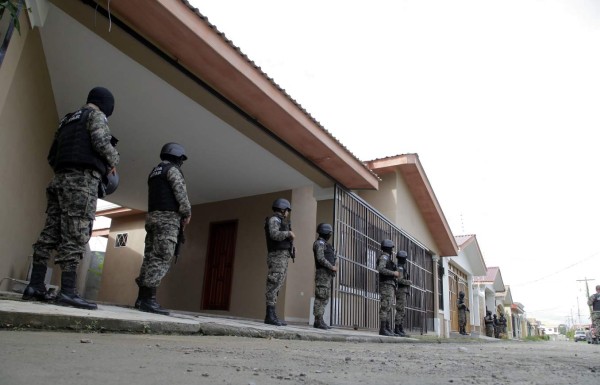 Hallan armas y munición en allanamientos a viviendas en La Ceiba