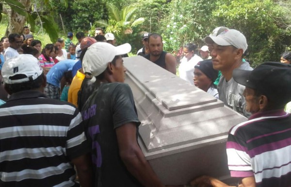 Entierran a las víctimas de masacre en bar de La Ceiba