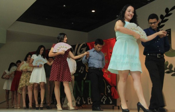 Con bailes y cantos celebran 17 años de éxito educativo