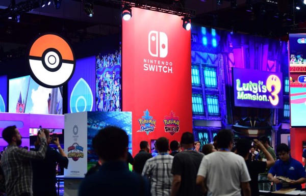 New games for Nintendo Switch attract a crowd at the 2019 Electronic Entertainment Expo, also known as E3, opening in Los Angeles, California on June 11, 2019. - Gaming fans and developers gather, connecting thousands of the brightest, best and most innovative in the interactive entertainment industry and a chance for many to preview new games. (Photo by Frederic J. BROWN / AFP)