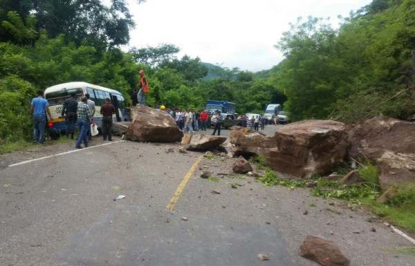 Interrumpido paso vehicular en Santa Bárbara por derrumbes