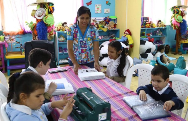 Maestra no vidente ayuda a otros niños de su misma condición