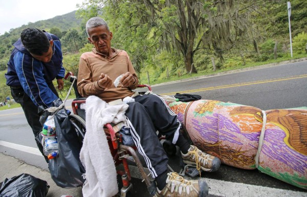 La odisea de un venezolano parapléjico para buscar medicina en Colombia