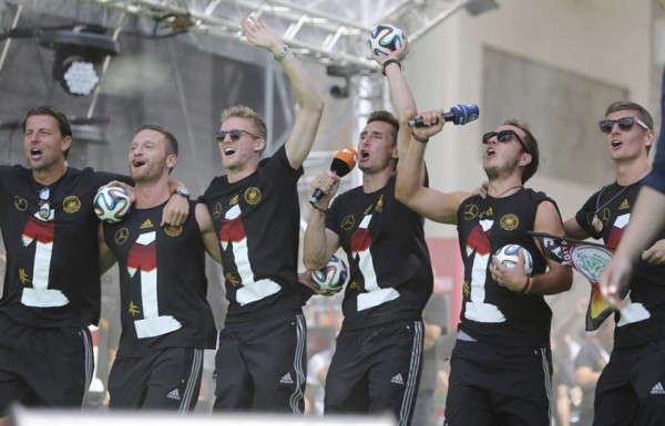 Miles de alemanes celebran la llegada de la Copa del Mundo