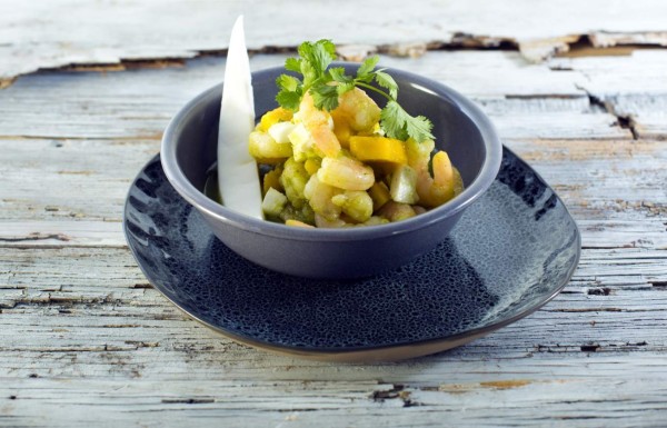 Ensalada de camarón, mango y coco