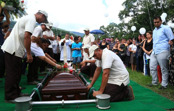 Con la bendición de un sacerdote fue inhumado el cuerpo de Olga Eufragio.