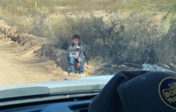 EEUU: Niño inmigrante encontrado en el desierto de Arizona regresa con su mamá