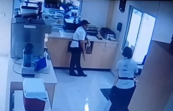 Video: Dos empleadas de un café son embestidas por carro; ¡se salvan de milagro!