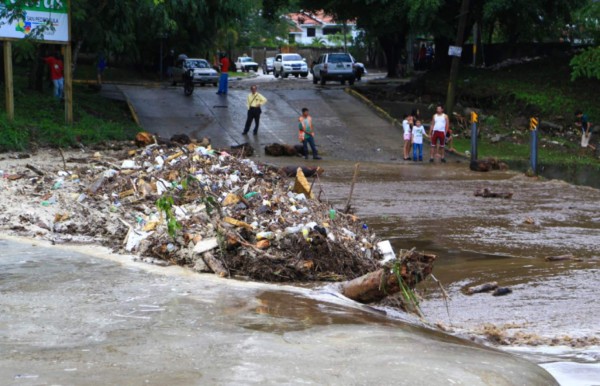 Destrucción, caos y congestionamiento deja lluvia en San Pedro Sula