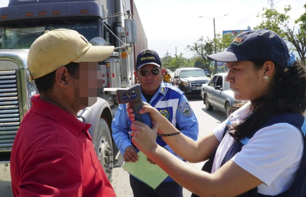 De cuatro a seis personas pueden viajar en paila