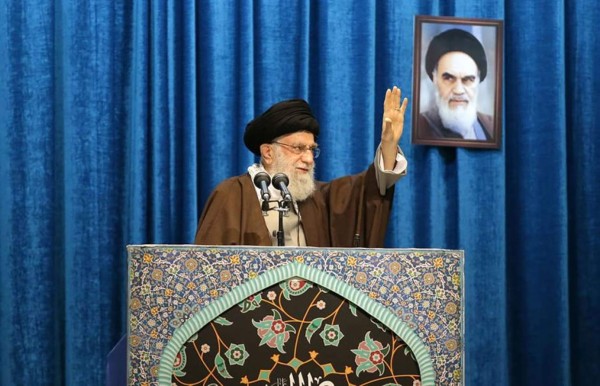 Imagen facilitada por la oficina del líder supremo de Irán, que muestra al ayatolá Alí Jamenei, en el importante sermón del rezo del viernes en Teherán.