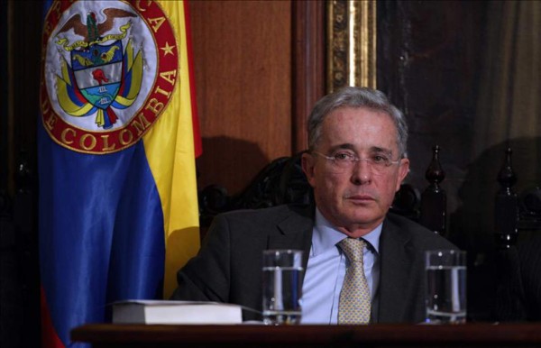 Uribe se retira de investidura de Santos por presencia de enviado de Maduro