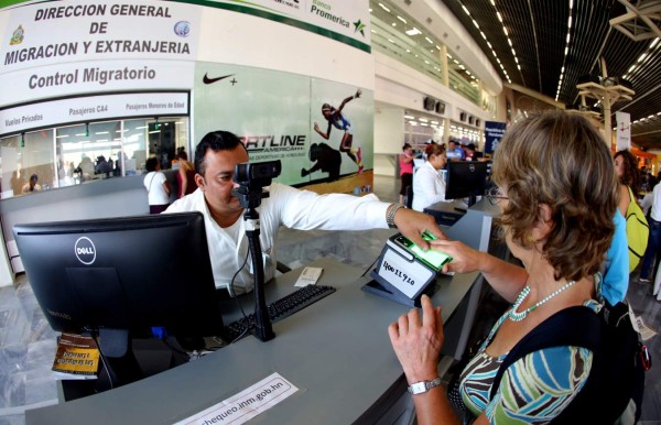 La oficina de Migración realiza un chequeo de rutina en el aeropuerto Ramón Villeda Morales.