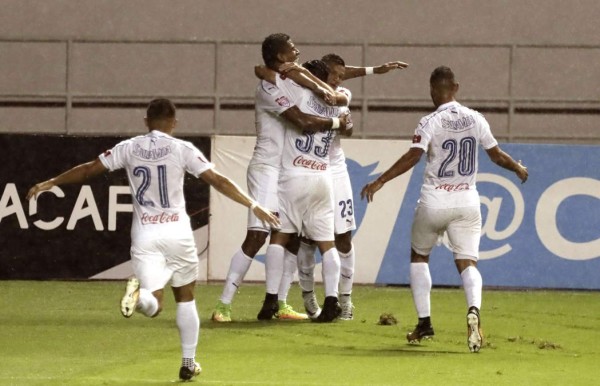 Jugadores del Olimpia celebran la anotación de Michaell Chirinos ante Santos de Guápiles. Foto EFE