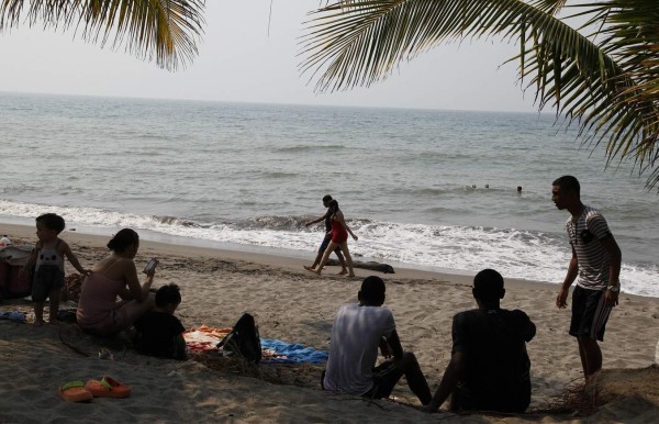 Miles de turistas disfrutan del sol en las playas ceibeñas