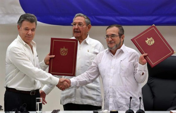 Colombia y las FARC firman acuerdo que pone fin a la guerra