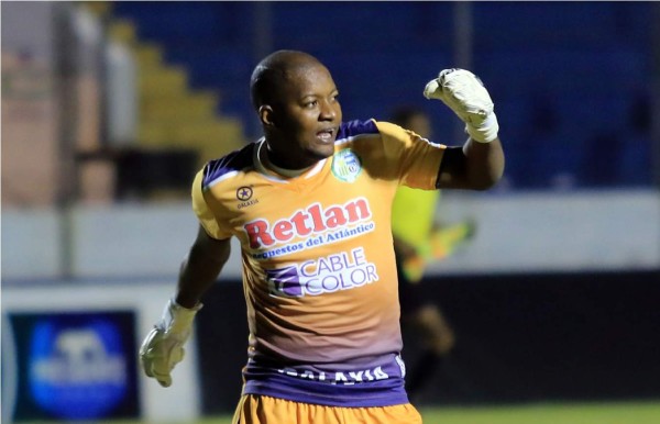 VIDEO: Yul Arzú se sobra en un disparo y para el balón con el pecho