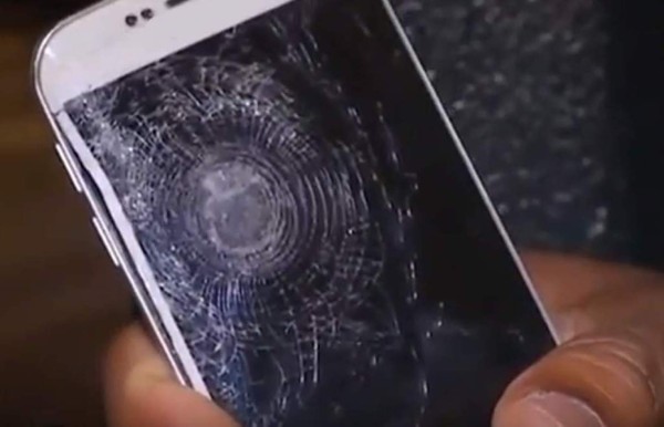 Teléfono celular salva a hombre de morir en París