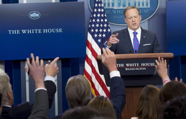 White House Press Secretary Sean Spicer speaks during the daily press briefing in the Brady Press Briefing Room of the White House in Washington, DC, February 14, 2017. / AFP PHOTO / SAUL LOEB