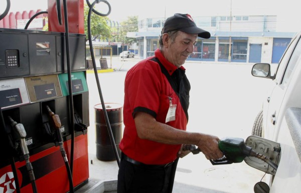 Alzas y bajas reportan los precios de los combustibles