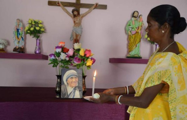 Una india cuenta cómo 'la luz' de madre Teresa 'la curó de cáncer'