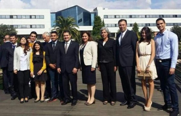El presidente de Honduras, Juan Orlando Hernández, fue recido por estudiantes hondureños y autoridades de la Universidad Europea de Madrid.