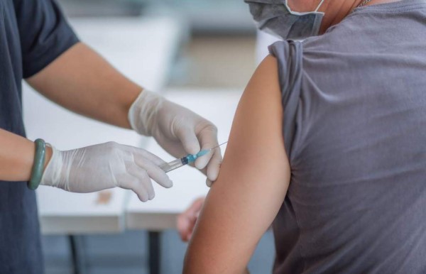 Unos 12,000 docentes no afiliados al IHSS han recibido la primera dosis de la vacuna contra el Covid-19