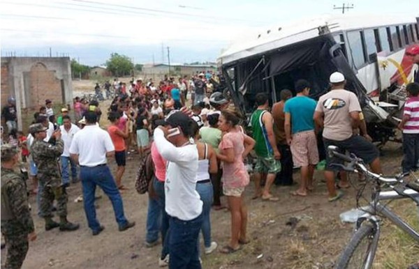 Un muerto deja choque entre un autobús y una rastra en Comayagua