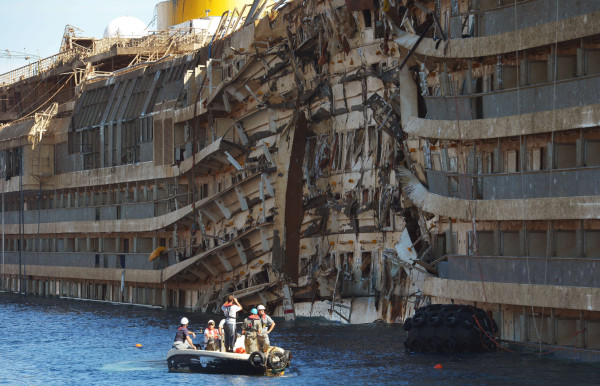 Hallan restos humanos en crucero Costa Concordia