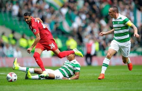 Emilio Izaguirre destaca en otra posición en amistoso contra el Leicester City