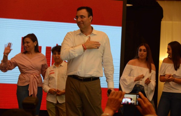 Opposition candidate of the Liberty Party, Luis Zelaya, addresses supporters after declaring victory in the primary elections in Tegucigalpa, on March 12, 2017. Documentos siguientes.AFP Forum Mis notificaciones Usted no tiene notificaciones. Bienvenido/a . Todos los documentos Mostrar el menú .Lanzar la búsqueda Búsqueda avanzada ..InicioTextosFotosVideosGráficos..EditorialesFiltros.Mostrar el mapa del mundoComposición Mostrar/Ocultar ANCHURA 267 ALTURA 34 VISTA PANORÁMICA 8 TAMAÑO CUADRADO 4 Nombres propios Mostrar/Ocultar Porfirio Lobo 20 Erick Andino 8 Julian Pacheco 6 Robert Arboleda 6 Berta Zuniga Cacer 6 Mostrar todo »Ubicación Mostrar/Ocultar + Honduras 203 + Ecuador 31 + Costa Rica 22 + Guatemala 22 + --- 15 Mostrar todo »Categorías Mostrar/Ocultar Noticias 707 Deporte 148 Estilo de vida e I Negocios Arte y Entretenimi Palabras claves Mostrar/Ocultar CRIME 25 FBL / AFP PHOTO / ORLANDO SIERRA