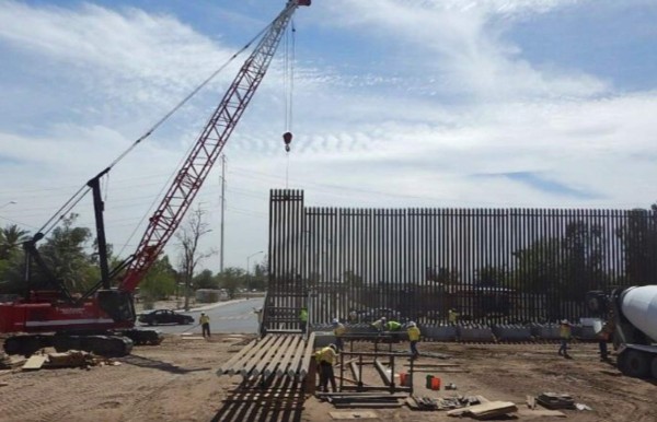 Trump publica las primeras fotos del muro en la frontera